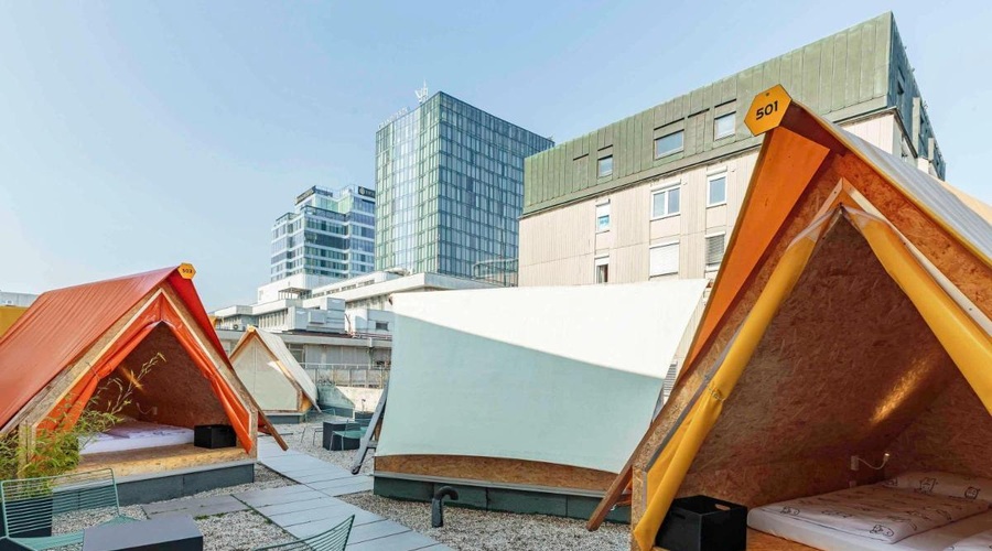 Vaba za turiste: "Luksuzni" šotori na strehi v Ljubljani, ampak koliko stane spanje v njih? (foto: Booking.com/posnetek zaslona)