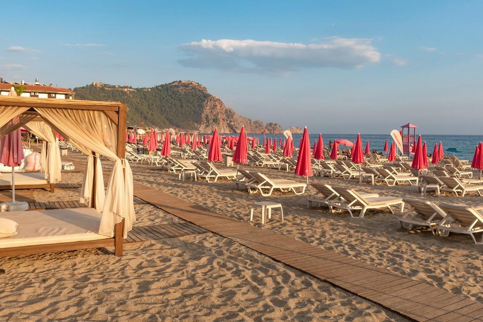 Nosečo ženo odpeljal na all inclusive dopust, tretji dan se je začela nočna mora: "Opozorilo prišlo v kuverti"