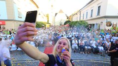 Kakšen sprejem! Poglej, kaj so v domačem kraju pripravili za zlato Janjo (FOTO)