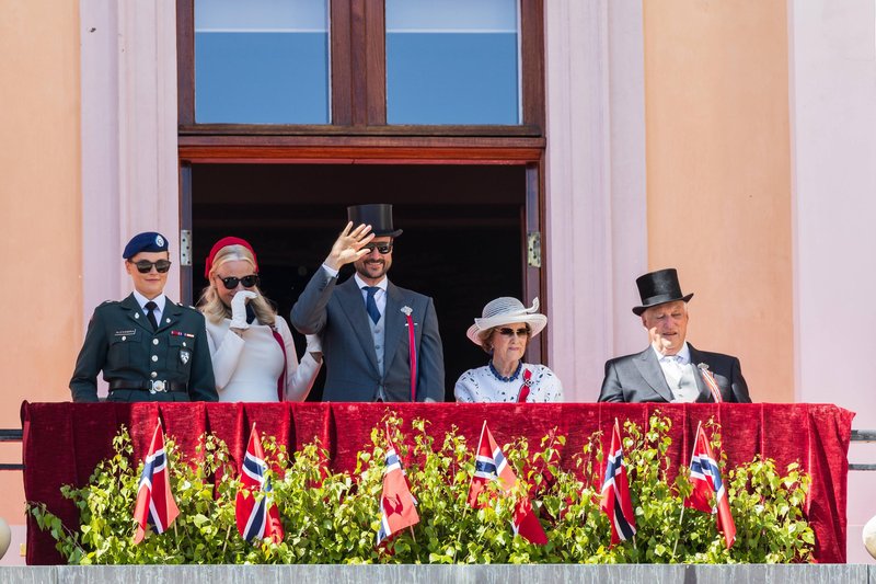 Kraljevo družino pretresa nov škandal, saj so zaradi hudih obtožb aretirali princesinega ...