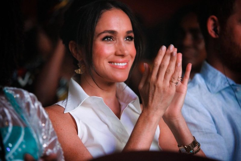 Meghan Markle je popolno belo bluzo našla v Mangu (in popolna je za mnoge priložnosti) (foto: Profimedia)