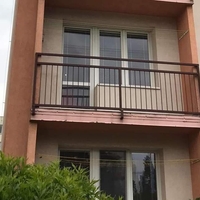 Fotografija stavbe, ki je zaokrožila po družbenih omrežjih: osupljivo, kaj je Čeh postavil na balkon