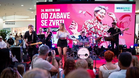 Glasbeni nastop Nastje Gabor.