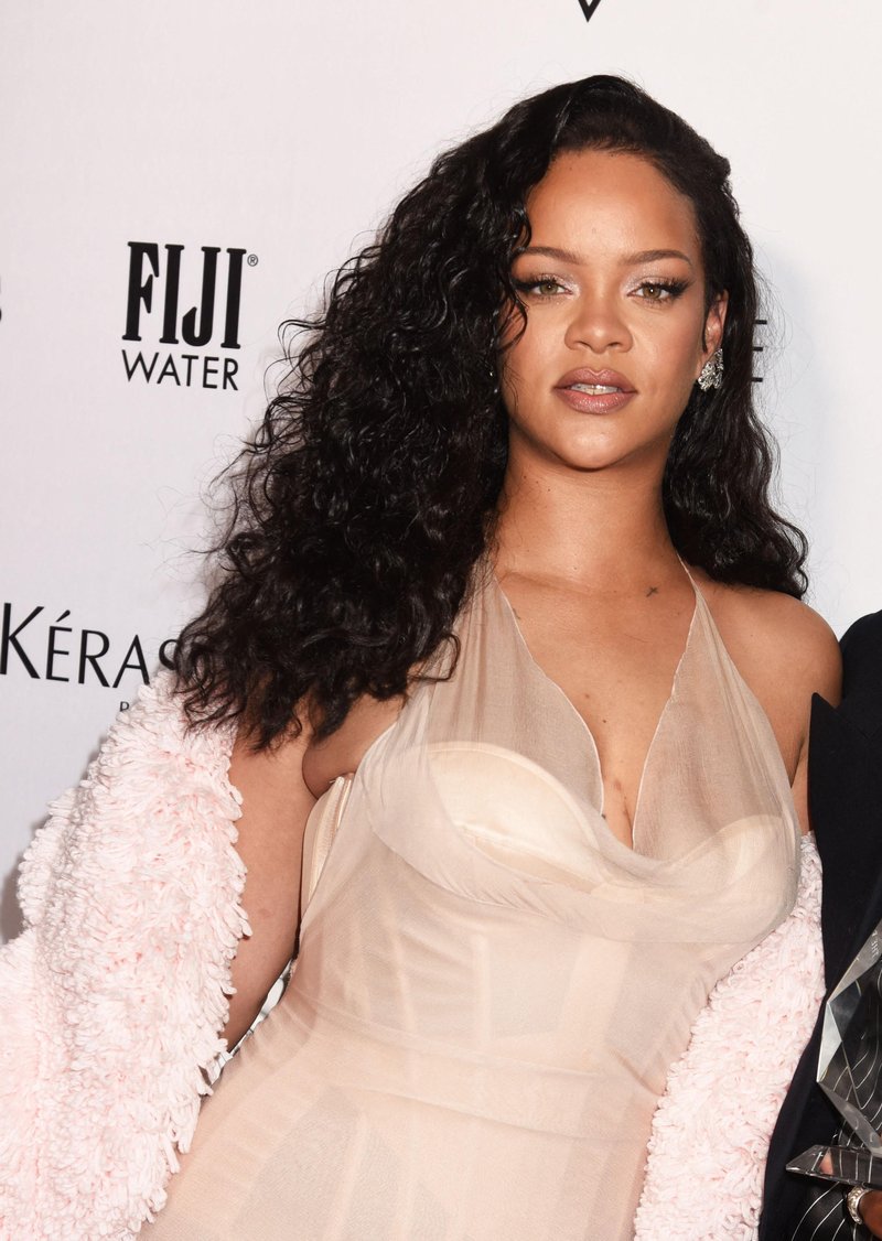 Rihanna na newyorški teden mode prišla v ponesrečeni obleki in požela val kritik na družbenih omrežjih (FOTO) (foto: Profimedia)