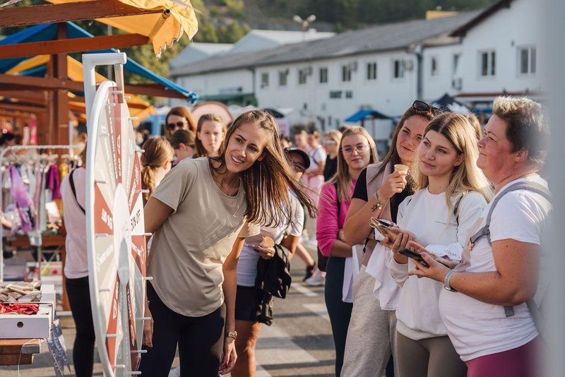 Odrini na morje in naredi ta KORAK proti dobrodelnosti (poskrbela boš zase in za druge ter se NESKONČNO zabavala!)