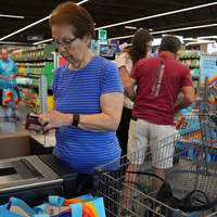 Trgovka ni več mogla molčati, jasno in glasno je povedala: "Videla sem, kakšni ljudje obstajajo ..."