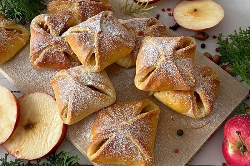 Zunaj že diši po jeseni in zate smo našle popoln jesenski recept za ŽEPKE z jabolki, cimetom in lešniki (foto: Instagram/sandy_taste)