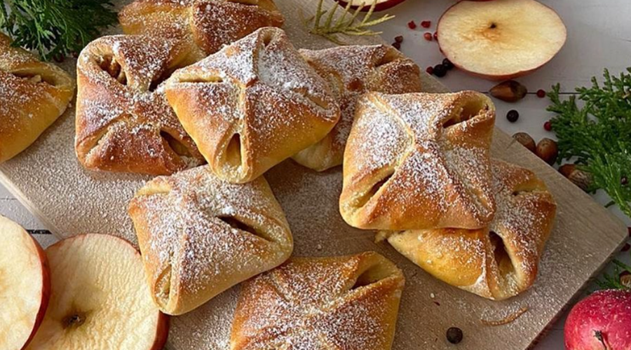 Zunaj že diši po jeseni in zate smo našle popoln jesenski recept za ŽEPKE z jabolki, cimetom in lešniki (foto: Instagram/sandy_taste)