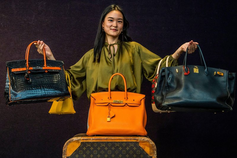 Že poznaš nov modni trend? Predstavljamo ti brezčasno eleganten trend 'Jane Birkinfying Bags' (foto: Profimedia)