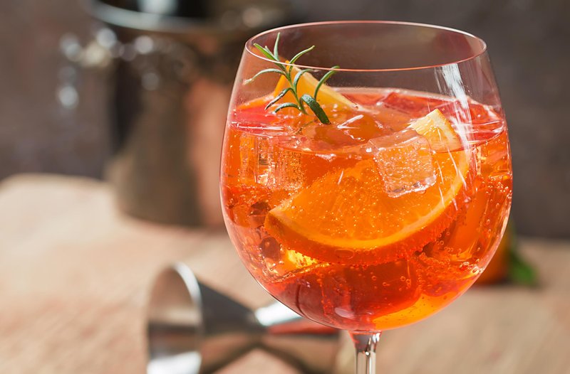 Zate smo našle RECEPT za jesensko različico priljubljenega Aperol Spritza (in v sebi skriva okusno sestavino) (foto: Profimedia)