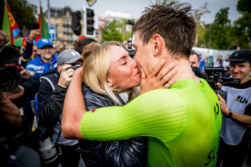 😍 Poglej srce parajoč trenutek Pogačarja, ko v objem steče k svoji Urški (VIDEO) (foto: Profimedia)