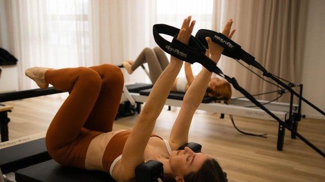 Si že poskusila PILATES na reformerju? Preveri, kaj zamujaš (vsaka ženska si želi takih UČINKOV na telo!)