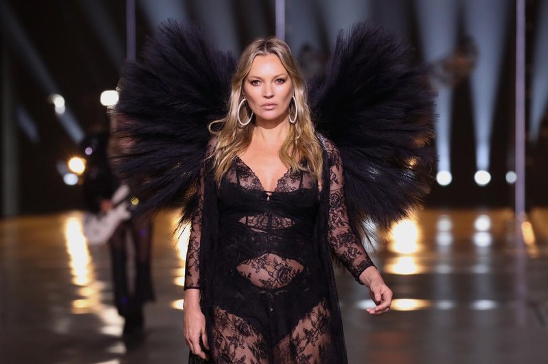 Kate Moss pri 50 letih debitirala na reviji Victoria's Secret, ob njej pa se je sprehodila tudi hčerka Lili Moss (foto: Profimedia)