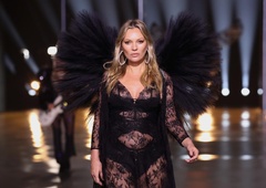 Kate Moss pri 50 letih debitirala na reviji Victoria's Secret, ob njej pa se je sprehodila tudi hčerka Lili Moss