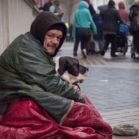 Brezdomec jo je rešil pred nasilneži na ulici: povabila ga je k sebi, ko pa je pri njej videl to sliko, je ostal brez besed ...