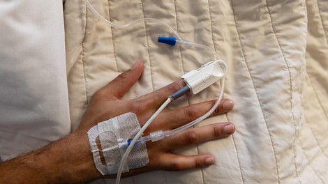 Bil je mrtev 7 sekund, nato pa opisal svojo izkušnjo: "Tri bitja so mi ponudila izbiro ..." (zgodba, ob katerih se dlake postavijo pokonci)