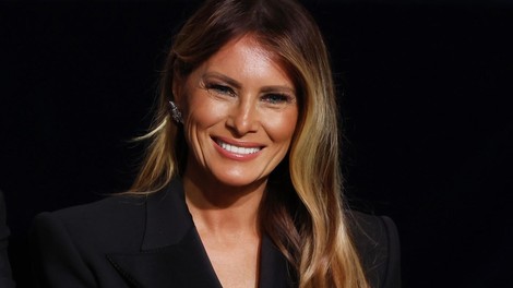 Melania Trump plašč z zebrinim vzorcem