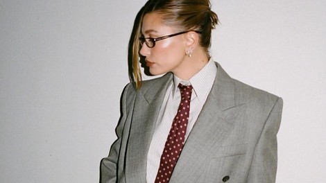 Poustvari 'office look' Hailey Bieber s preprostimi, ampak šik kosi - tukaj jih najdeš!