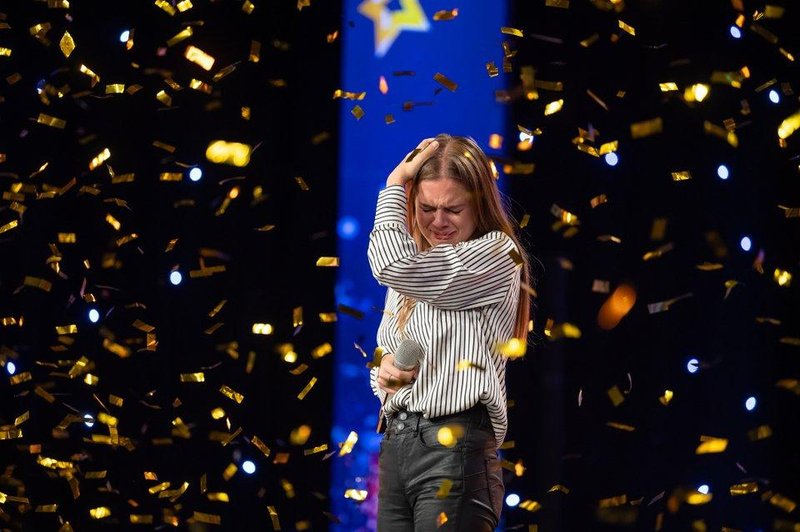 Veš, da je Kira, ki je včeraj na SIT prejela Andrejev zlati gumb, tekmovala v resničnostnem šovu? (foto: POP TV)