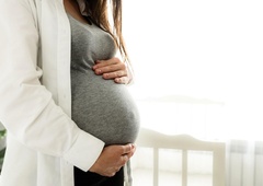 "Noseča sodelavka je pričakovala, da jo bom nadomeščala brez plačila. Ko sem zavrnila, so se name ..." (izpoved)