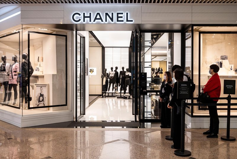 Chanel izdal novo praznično lepotno kolekcijo, ki združuje brezčasno eleganco in prefinjeno paleto barv (foto: Profimedia)