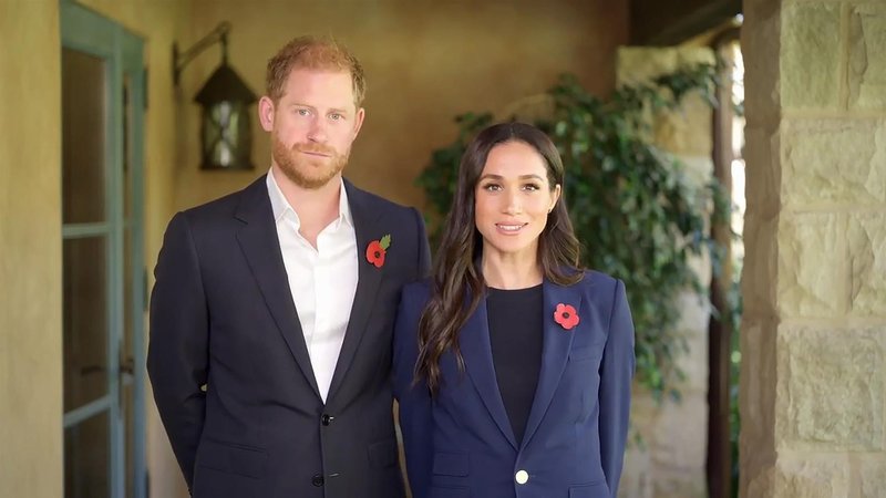 Princ Harry in Meghan objavila božično voščilnico, vso pozornost pa sta ukradla njuna otroka (FOTO)