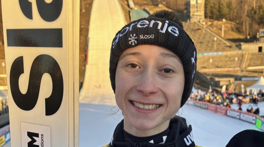 Nika Prevc, kot je nismo vajeni: Blestela v zapeljivi maturantski obleki in pokazala več kože kot običajno (FOTO) (foto: Instagram/Slo Ski)