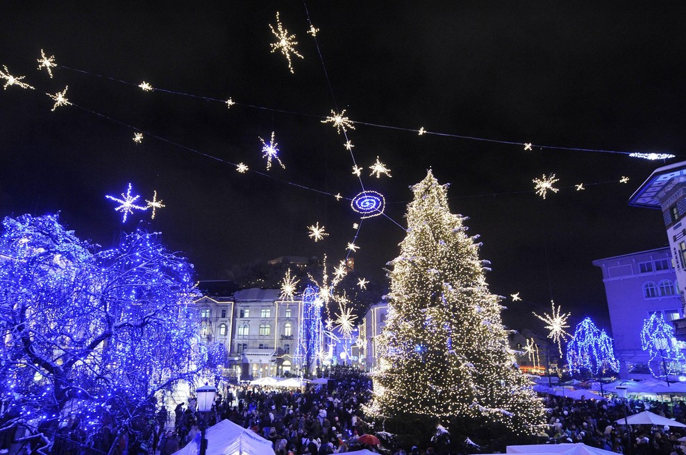 Ljubljančani prepričani, da 'trubači' kazijo okrašeno prestolnico, mestna občina pa ... (foto: Bor Slana/Bobo)
