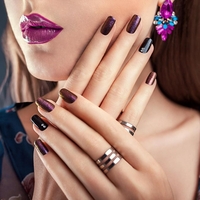 Bi rada obdarila tisto, ki prisega na barvo nohtov kot najboljši modni dodatek? Imamo namige!