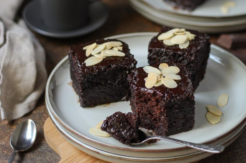 Predstavljamo ti okusen in enostaven RECEPT za sočne čokoladne kocke brez jajc (foto: Instagram)