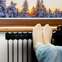 Vas vedno zebe v stopala? Imamo nekaj nasvetov, kako jih lahko res hitro in enostavno ogreješ