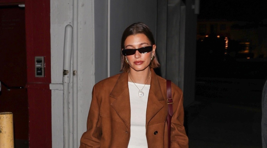 Hailey Bieber pokazala, kako nositi barvo tega leta: Dovolj nevtralna, da jo kombiniramo z drznimi dodatki ali nosimo samostojno (foto: Profimedia)