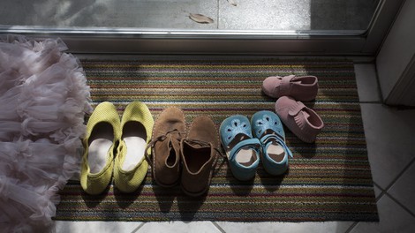 Rdečemu križu je podaril čevlje, v katere je namestil GPS napravo: ko je ugotovil, kje so končali, je bil povsem presenečen