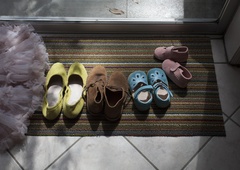 Rdečemu križu je podaril čevlje, v katere je namestil GPS napravo: ko je ugotovil, kje so končali, je bil povsem presenečen