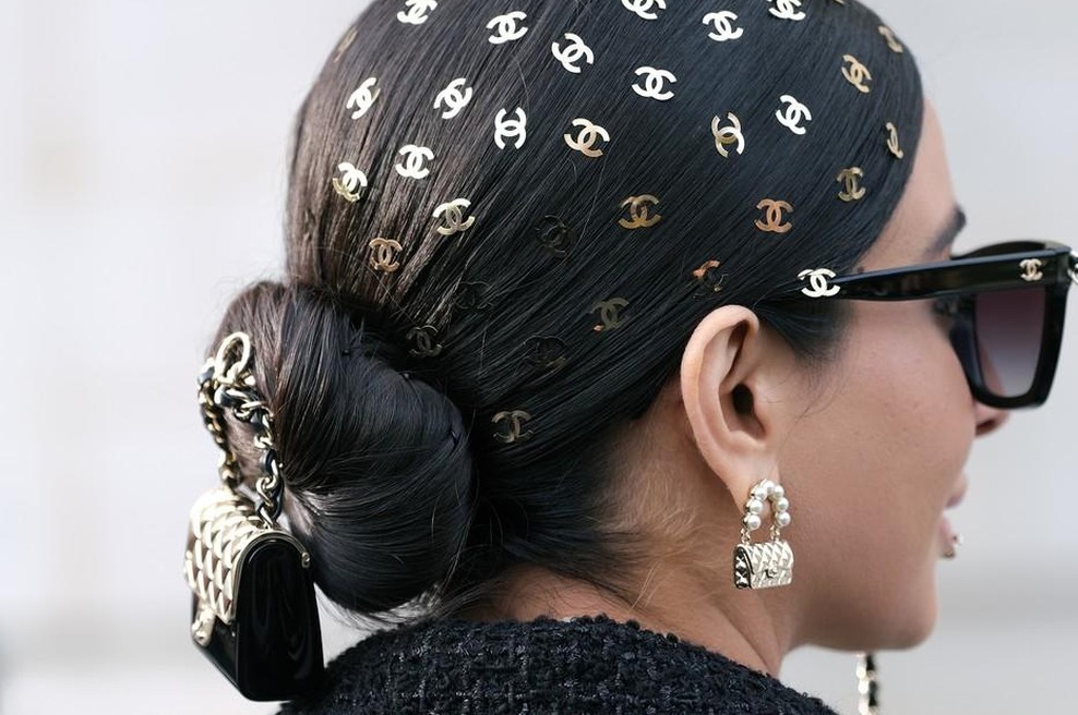 Najlepše novoletne pričeske - in s temi bleščečimi dodatki lahko izboljšate vsak vaš praznični videz (foto: Profimedia)