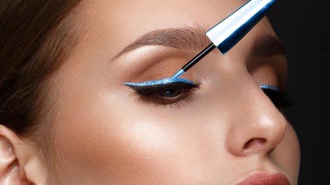 Našle smo popoln bleščeči eyeliner za glamurozen praznični make-up (in najdeš ga tukaj)