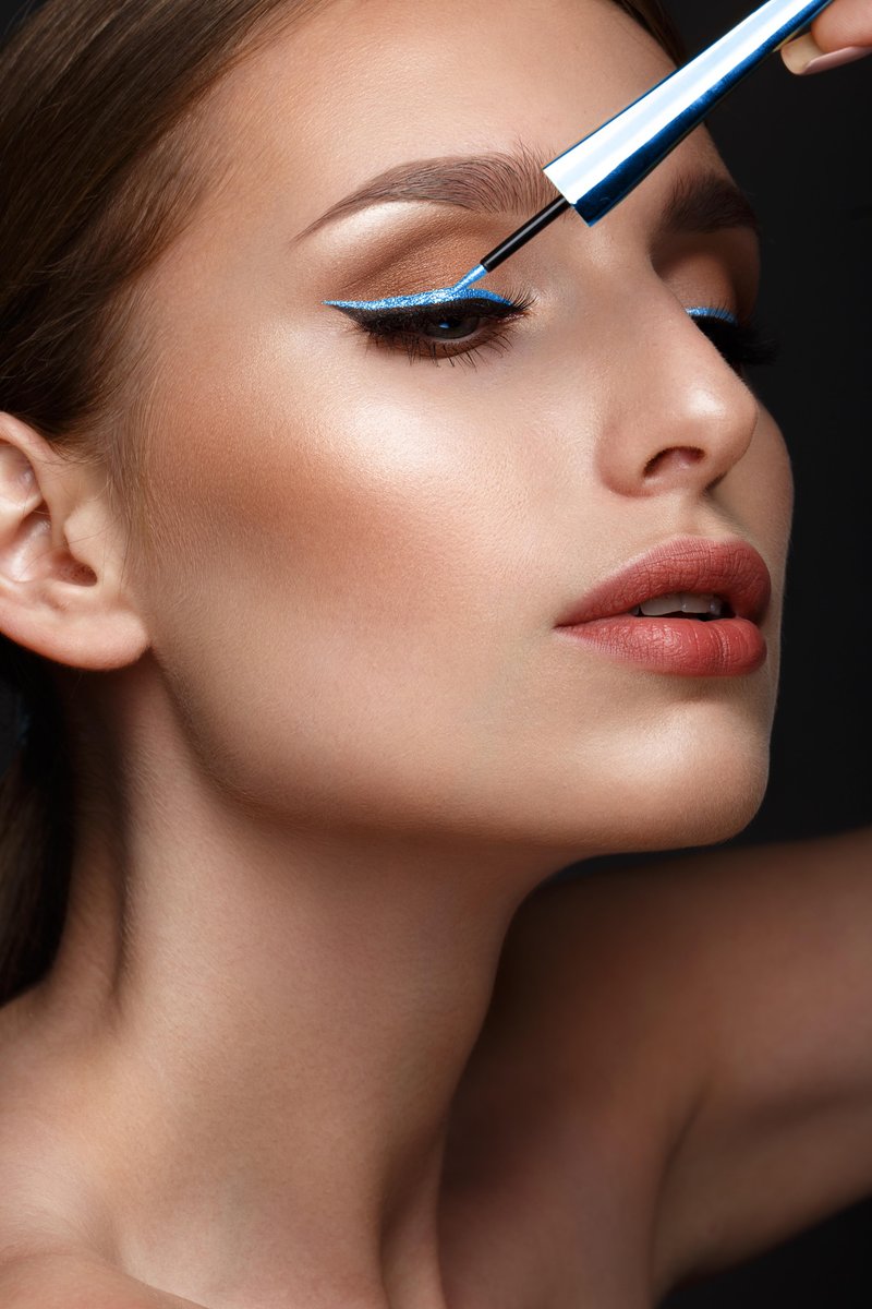 Našle smo popoln bleščeči eyeliner za glamurozen praznični make-up (in najdeš ga tukaj) (foto: Profimedia)