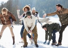 Boste tudi vi praznike preživeli s prijatelji? To je nekaj namigov, kako si lahko delite stroške brez prepirov