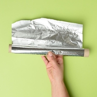 Zmečkala je kos aluminijaste folije in ga postavila pred vrata: čez noč se je znebila težave, s katero se soočajo številni