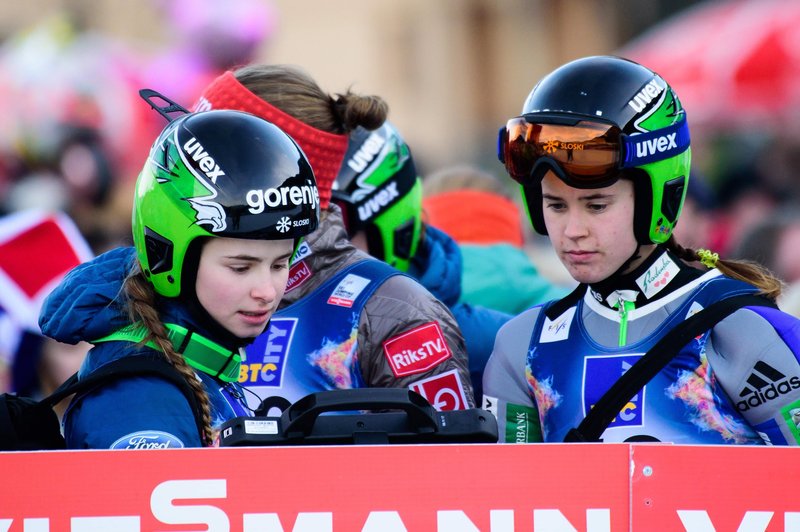 Slovenski smučarski skakalki Nika Križnar in Urša Bogataj (foto: Profimedia)