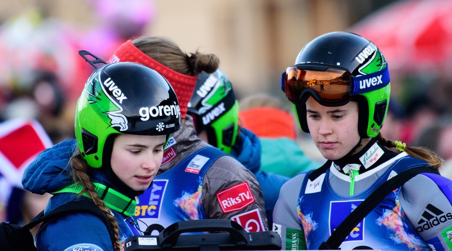 Slovenski smučarski skakalki Nika Križnar in Urša Bogataj (foto: Profimedia)