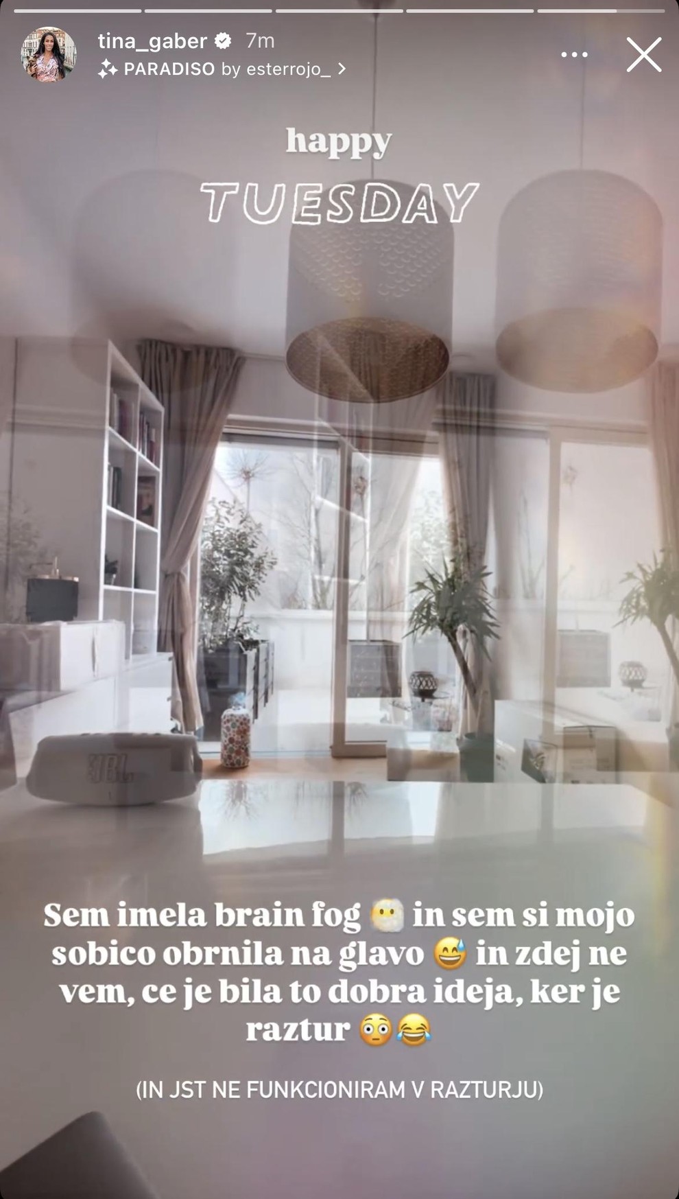 Gabrova je na fotografijo zapisala: "Sem imela brain fog in sem si mojo sobico obrnila na glavo. In zdej ne …