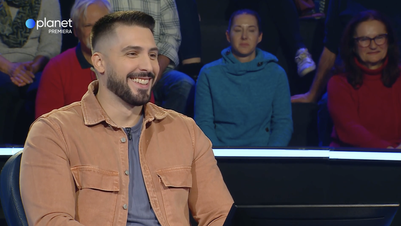 Challe Salle v Milijonarju v pravi zagati: Skoraj ga je izdalo osnovno glasbeno vprašanje (FOTO) (foto: Screenshot/Planet TV)