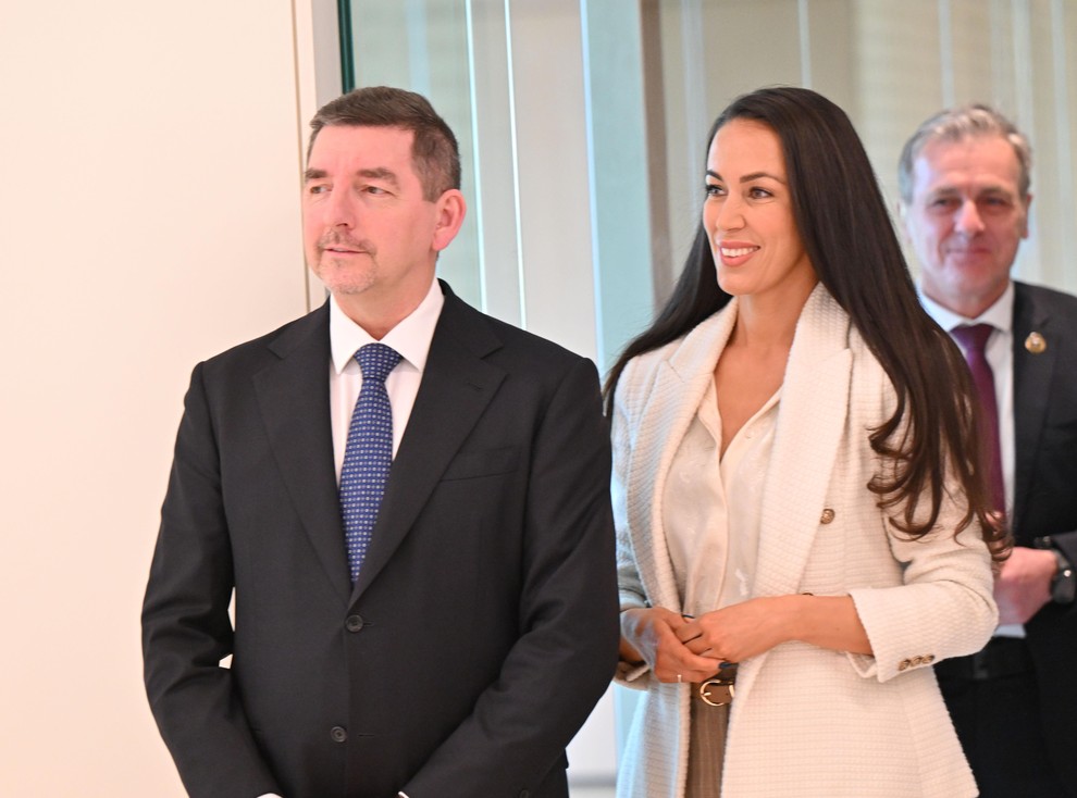 Izbranka Roberta Goloba Tina Gaber je 9. maja praznovala svoj 39. rojstni dan. Verjetno jo je za rojstni dan presenetil …