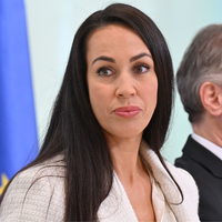 Tina Gaber presenetila na formalnem sprejemu na Brdu pri Kranju: so bile hlače prava izbira?