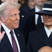 Melania na včerajšnji inavguraciji naravnost zasijala s svojo modno izbiro, največja zvezda pa je bil ...