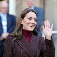 Kate Middleton ujeli, kako se sama sprehaja po londonskih ulicah - kaj je počela? (FOTO)