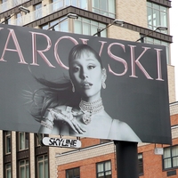 Sodelovanje, ki smo ga nestrpno pričakovale, je končno tukaj: Ariana Grande x Swarovski