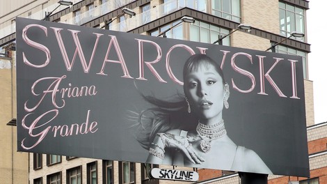 Sodelovanje, ki smo ga nestrpno pričakovale, je končno tukaj: Ariana Grande x Swarovski