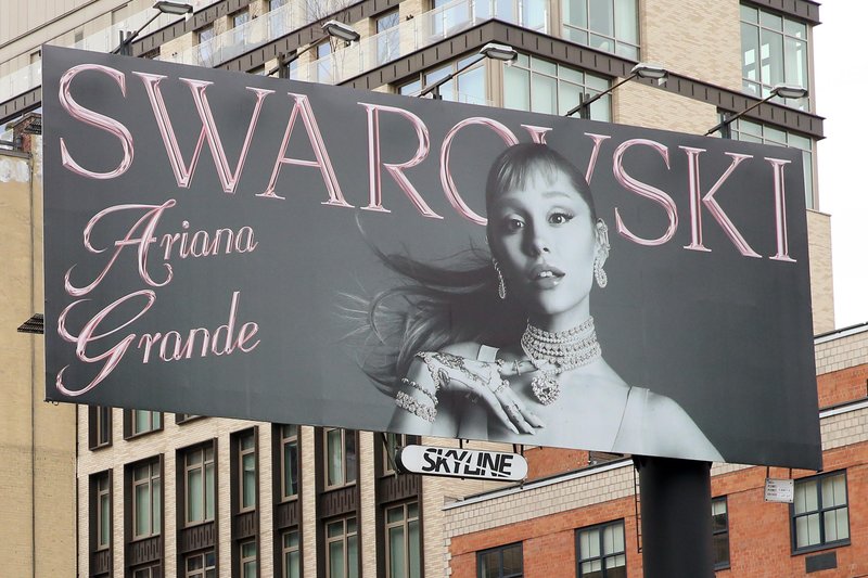 Sodelovanje, ki smo ga nestrpno pričakovale, je končno tukaj: Ariana Grande x Swarovski (foto: Profimedia)